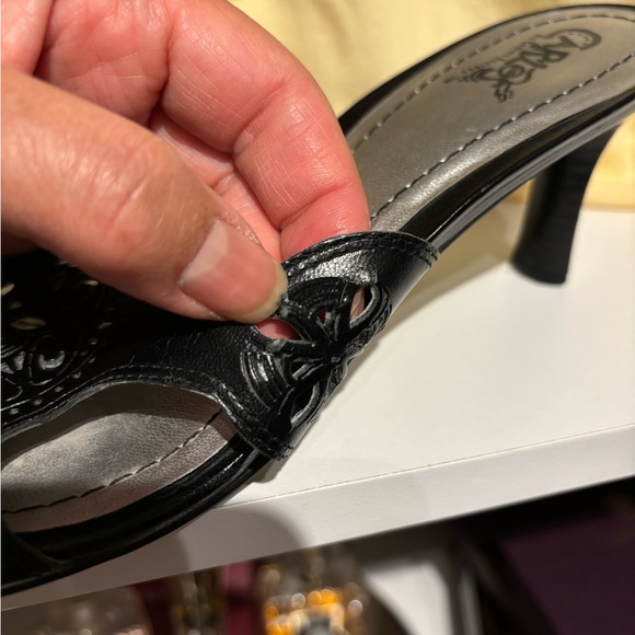 Carlos Santana Slingback Leather Sandal
Sexy style
Real leather
Wood 3” heel - Picture 6 of 9